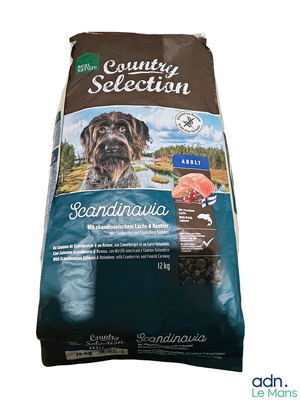 Il y a une tête de chien sur le sac de croquettes.