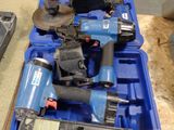 une boîte bleue contenant tout un tas d'outils
