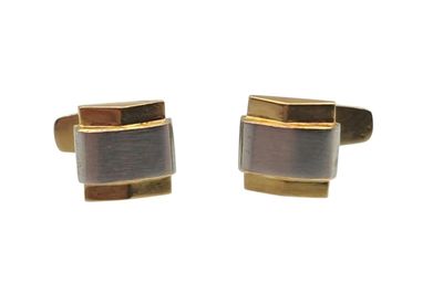 deux paires de boutons de manchette en or et en bois sur fond blanc