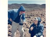 deux hommes debout dans la poussière