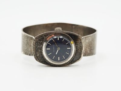 une image représentant une montre-bracelet au cadran bleu et au bracelet argenté