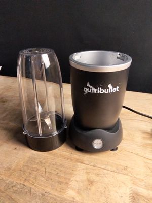 un mixeur posé sur une table