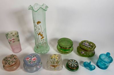 a lot of glass items that are sitting on a table