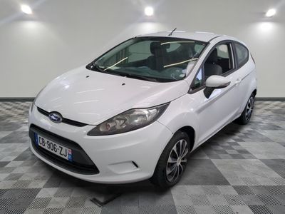 La Ford Fiesta blanche est garée sur un sol à damier.