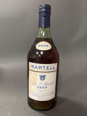 une bouteille de vin posée sur une table