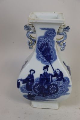 Vase en porcelaine blanche et décor bleu de personnages en e…