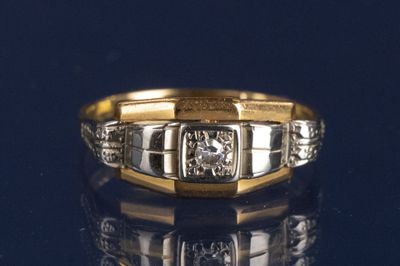 une image d'une bague en or et en diamant sur une surface noire