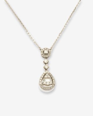 un collier en or blanc orné d'un pendentif en diamant taille poire