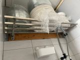 une photo d'une salle de bains avec beaucoup de vaisselle sur un égouttoir