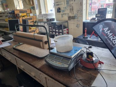 une image d'un établi avec beaucoup d'outils dessus