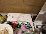 une machine à laver et un sèche-linge dans une petite cuisine