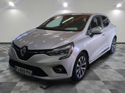 la voiture blanche est garée sur un sol en damier dans le garage
