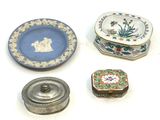 quatre types différents d'objets décoratifs sur un fond blanc