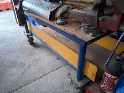 Important établi sur roulettes avec étau (vendu sur désignat… - Photo 1