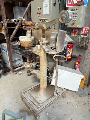 une machine qui se trouve à l'intérieur d'un garage