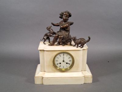 une statue représentant un garçon avec un chien et une horloge