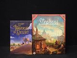 deux livres posés sur une table