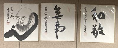 trois calligraphies asiatiques accrochées au mur