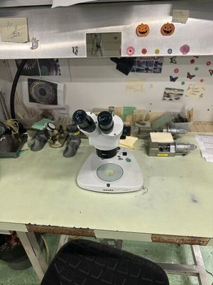un microscope posé sur une table dans une pièce