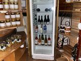un réfrigérateur dans un magasin contenant de nombreuses bouteilles de vin