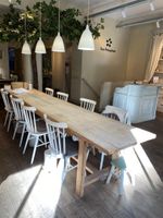 Longue table de ferme en bois brut, les quatre pieds réunis …