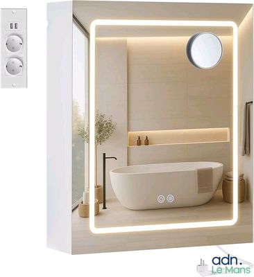 une photo d'une salle de bains avec un grand miroir et une baignoire
