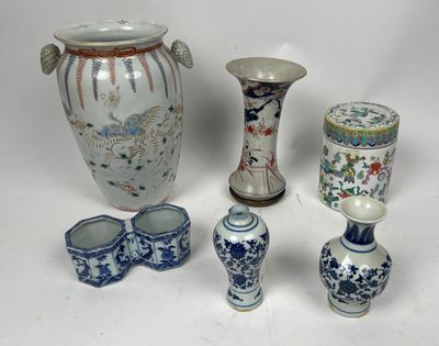quatre vases posés les uns à côté des autres sur une table