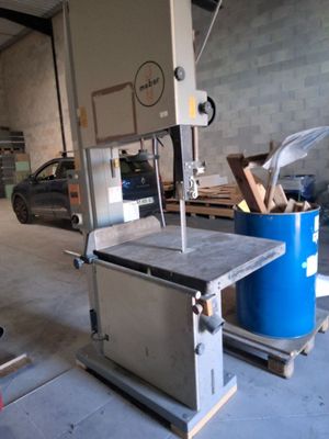 une machine qui se trouve dans un garage