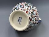 un vase bleu et blanc orné d'un motif floral