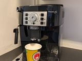 une cafetière et une tasse posées sur un plan de travail