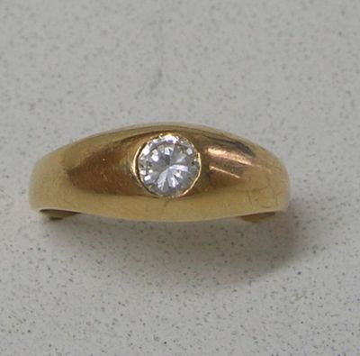 l'image d'une bague en or ornée d'un diamant