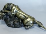 statue en bronze représentant un tigre et un chien sur fond blanc