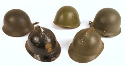 quatre casques sont alignés sur une surface blanche