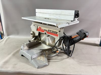 une machine posée sur une table