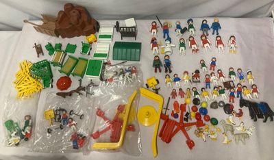 un grand nombre de jouets posés sur une table