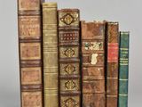 plusieurs vieux livres sont empilés sur une table