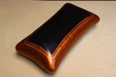 une mallette marron et noire posée sur une table en bois