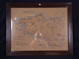 une vieille carte de ville encadrée dans un cadre en bois, sur fond noir