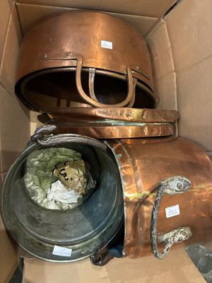 une boîte contenant quelques vieux faitouts en cuivre