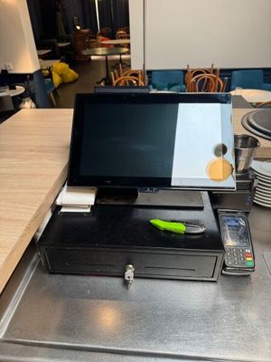 un ordinateur portable posé sur un comptoir en métal