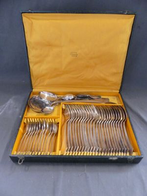 un coffret contenant de l'argenterie sur une table