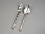 deux cuillères et une fourchette en argent sur une table