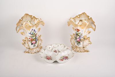 deux vases posés l'un à côté de l'autre sur une table