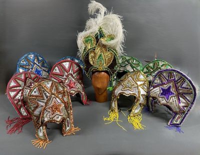 cinq masques posés sur une surface grise