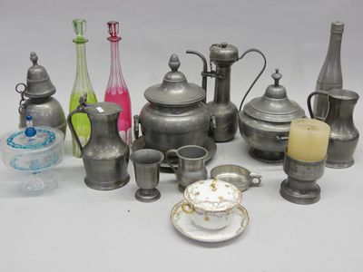 de nombreux types de vases et de coupes sur la table