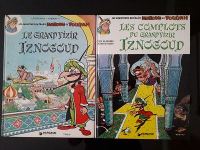 deux livres posés sur une table