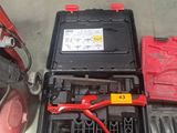 de nombreux outils posés sur le sol