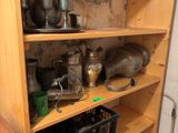 de nombreuses casseroles et poêles sur les étagères de la cuisine
