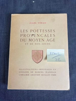 un vieux livre avec l'image d'un blason