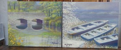 Deux tableaux représentant des bateaux sont exposés devant un mur.